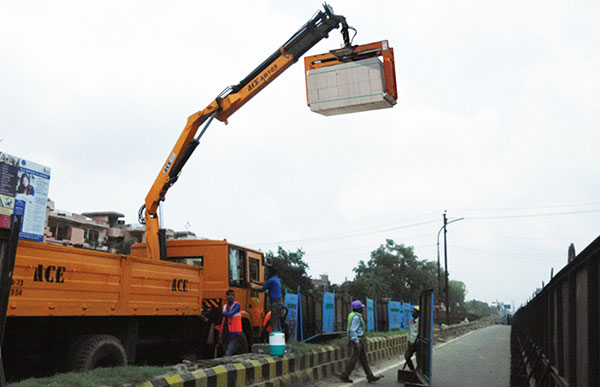 ACE Lorry Loader Crane with Brick Grabber for Loading and Unloading of the trucks